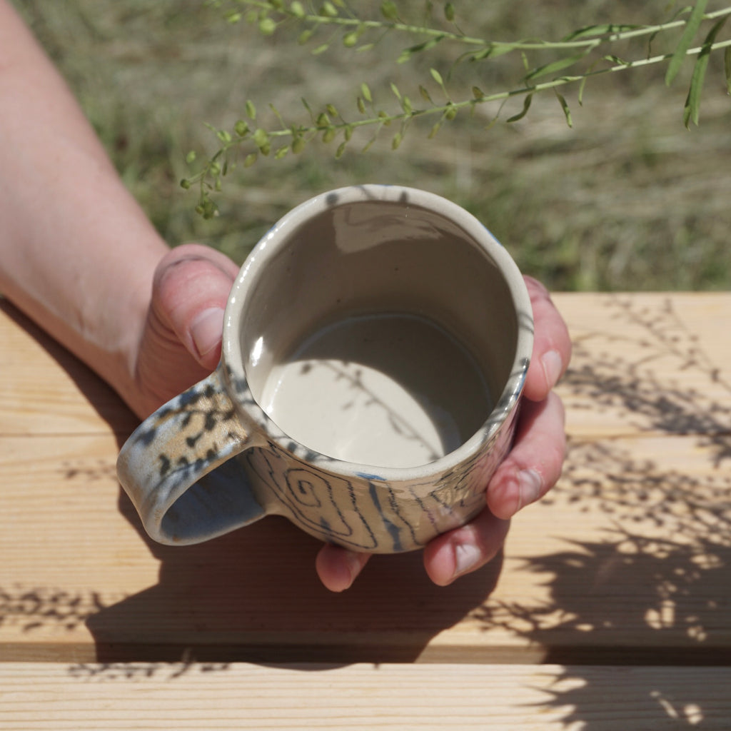Kleine Tasse mit Henkel