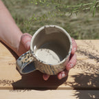 Kleine Tasse mit Henkel