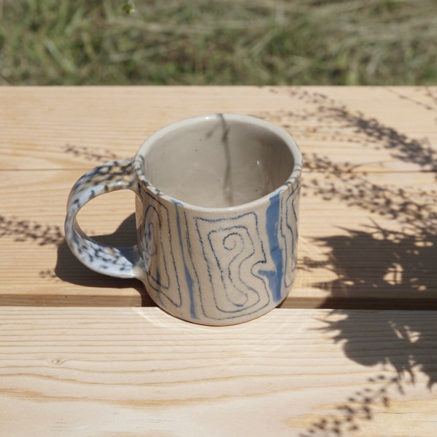 Kleine Tasse mit Henkel