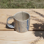 Kleine Tasse mit Henkel