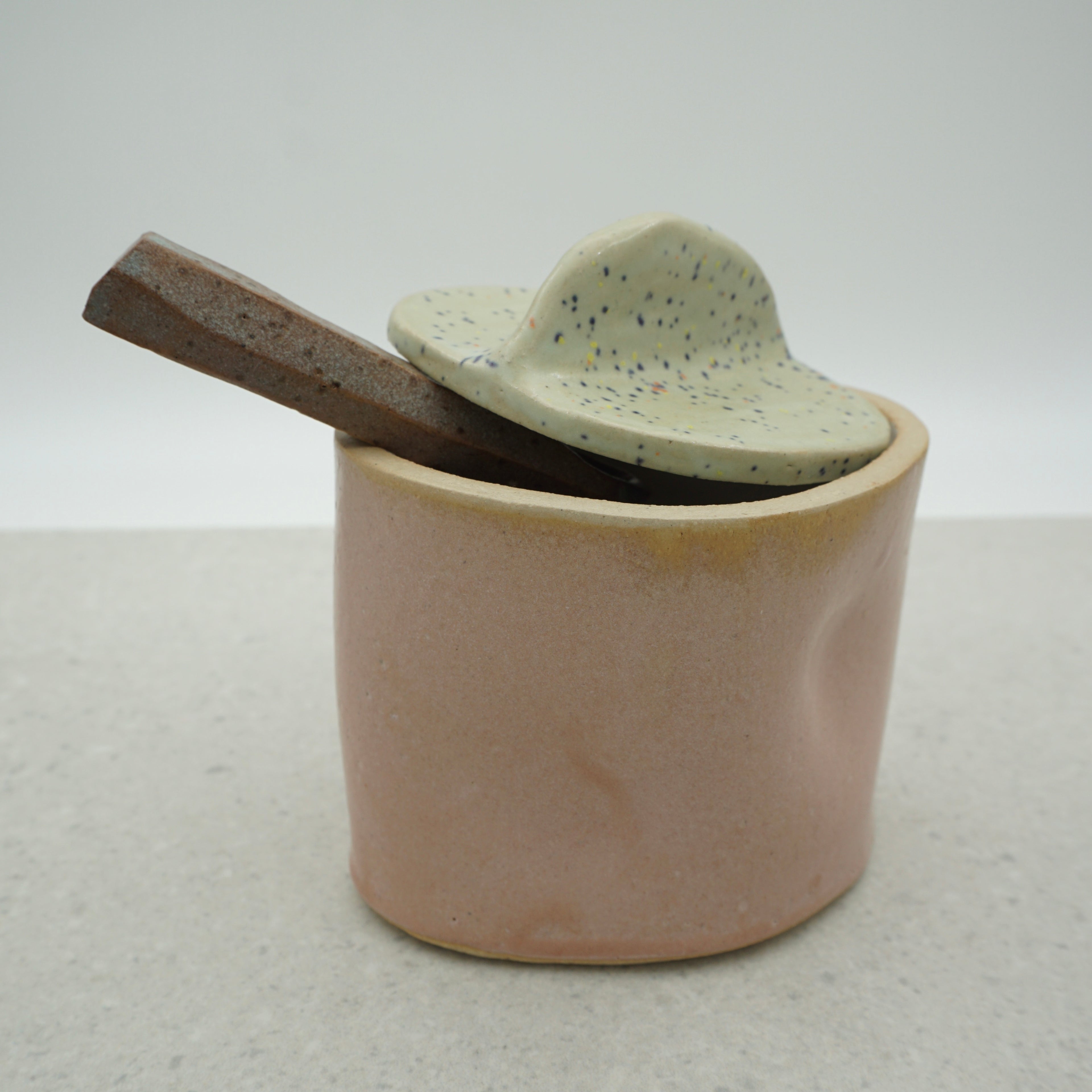 Dose mit Deckel und Löffel