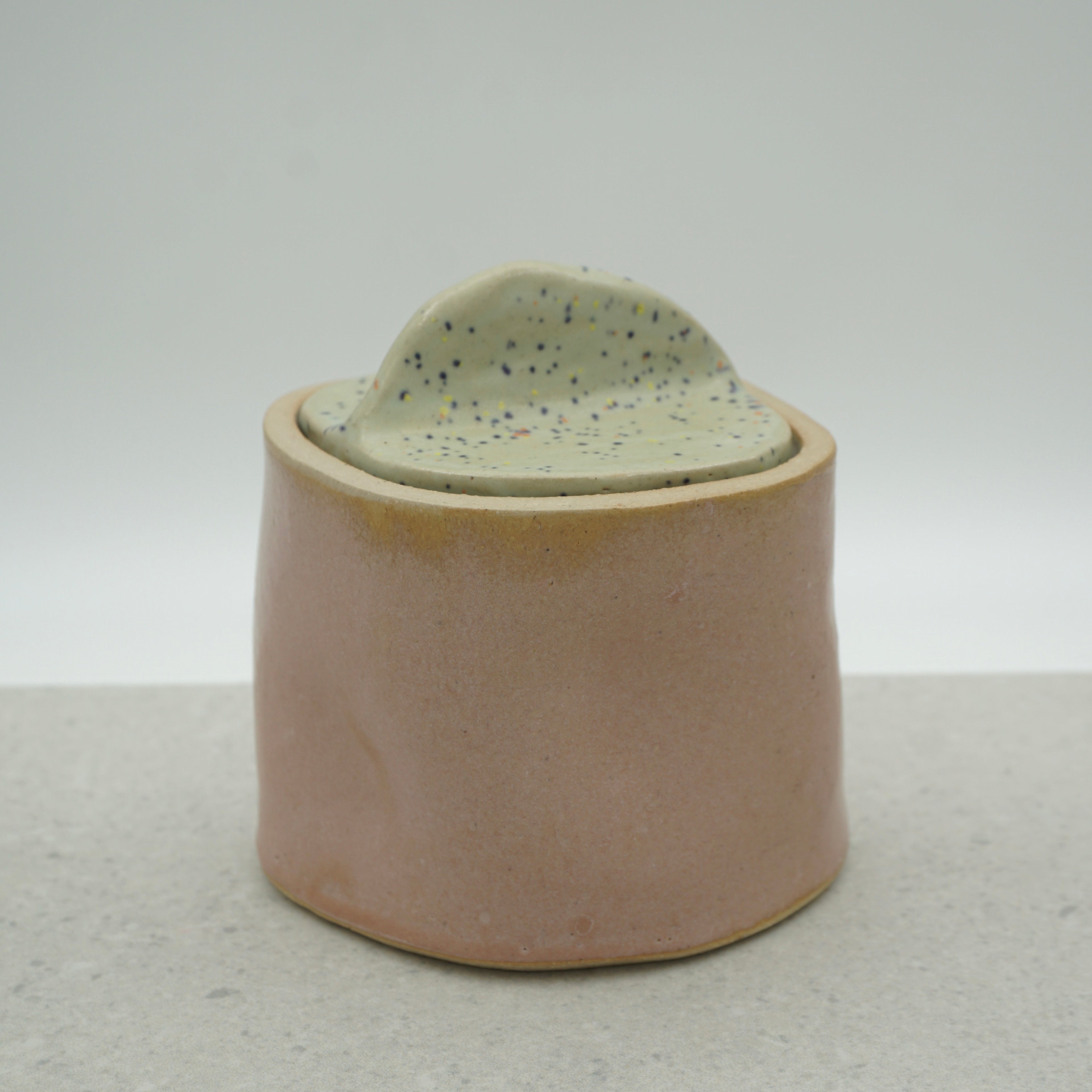 Dose mit Deckel und Löffel