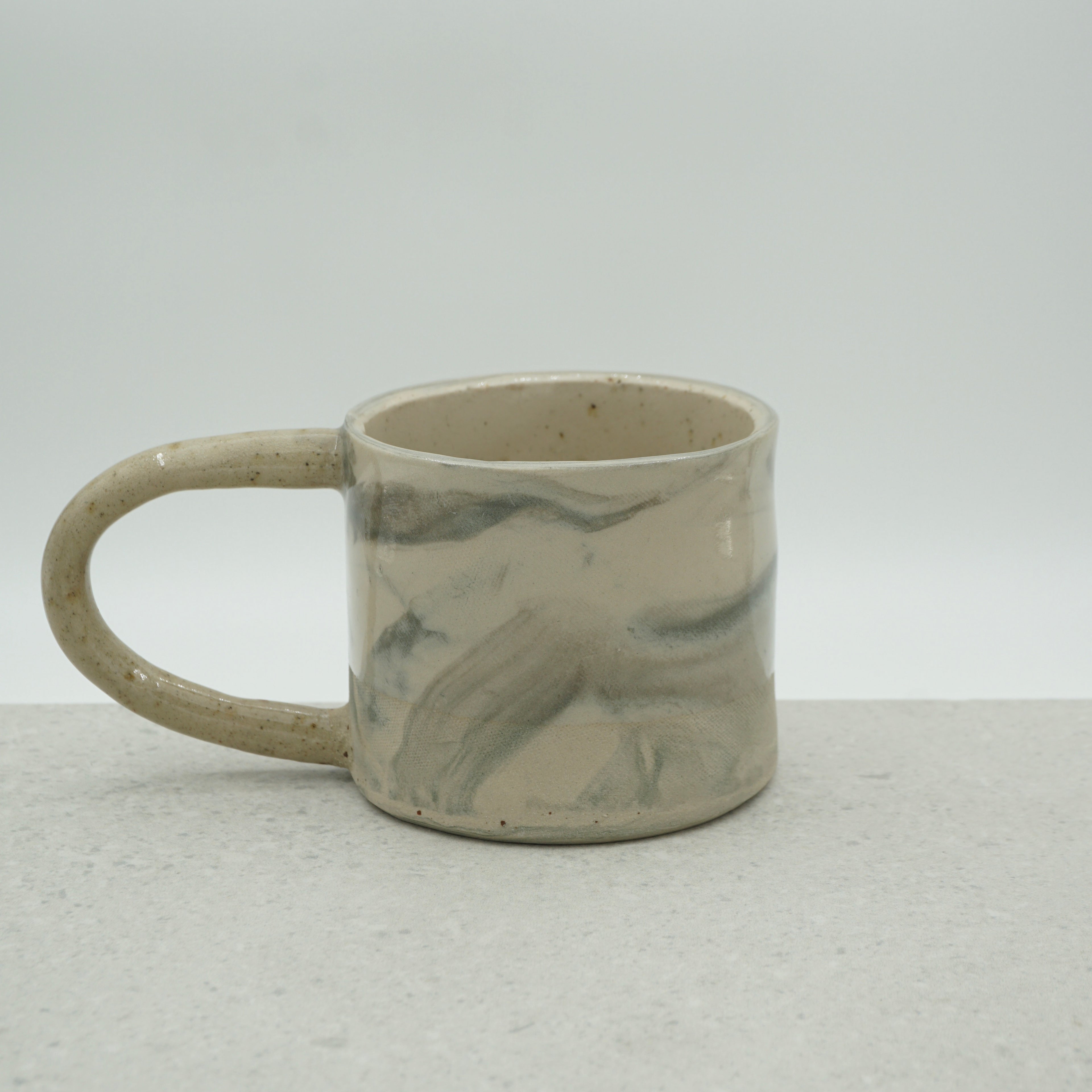 Kleine Tasse mit Henkel