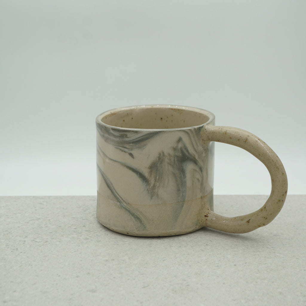 Kleine Tasse mit Henkel