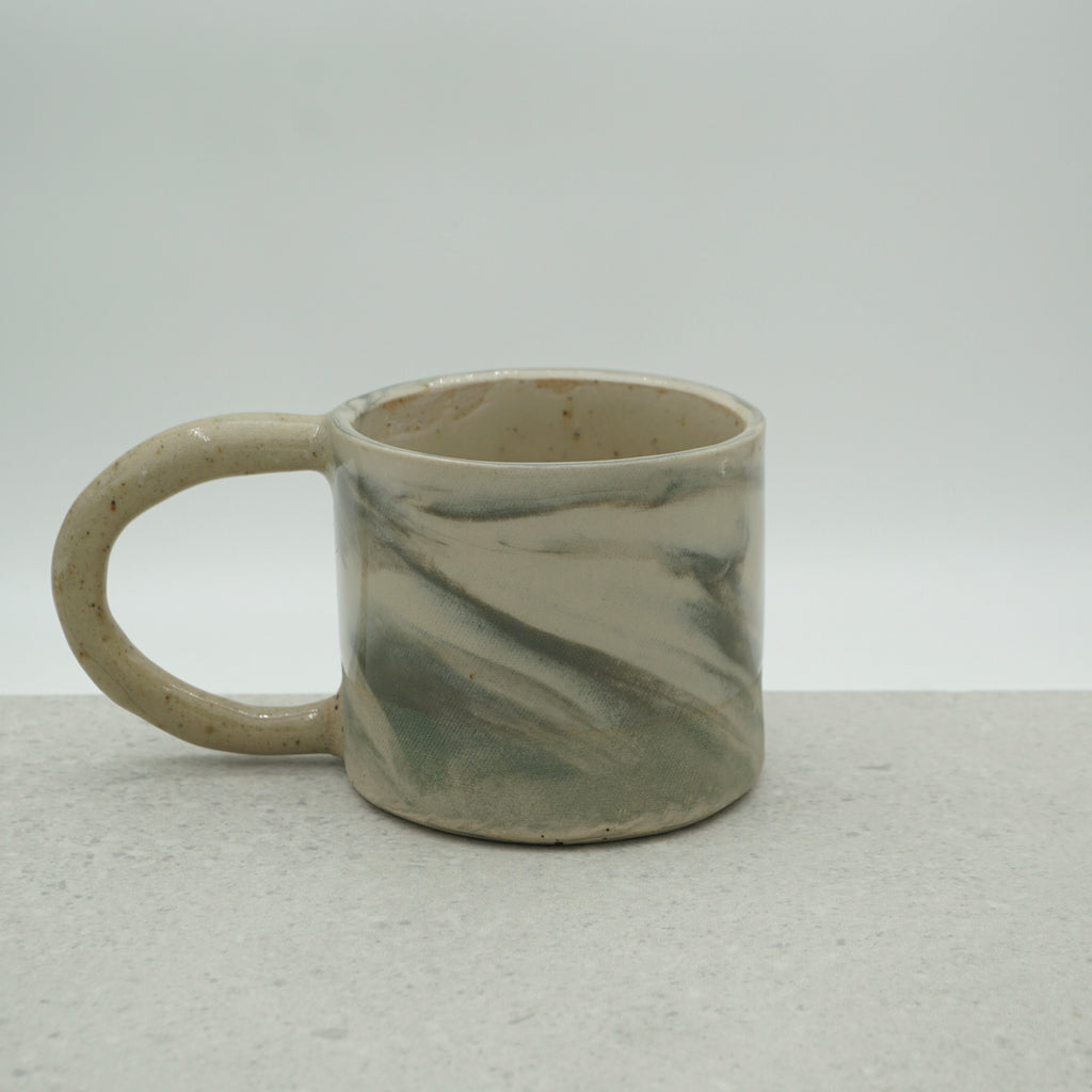 Kleine Tasse mit Henkel