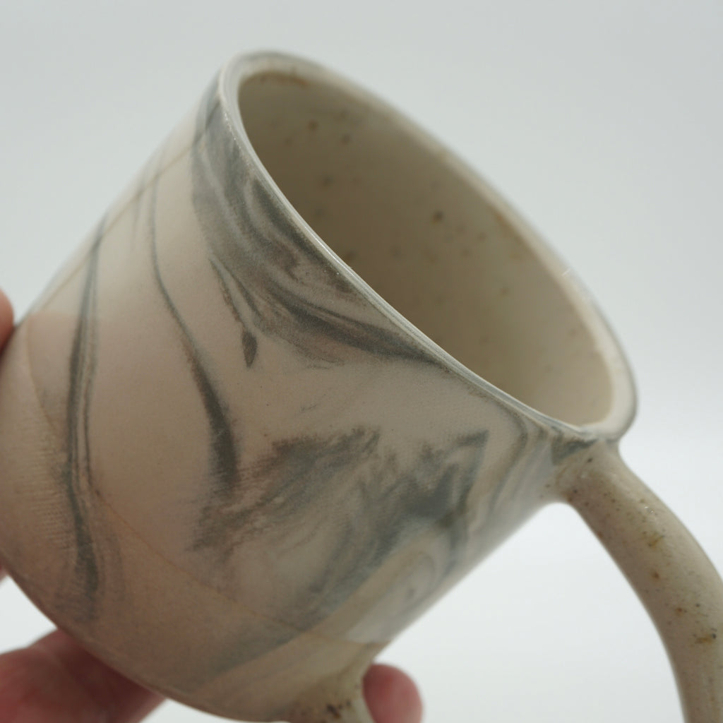 Kleine Tasse mit Henkel