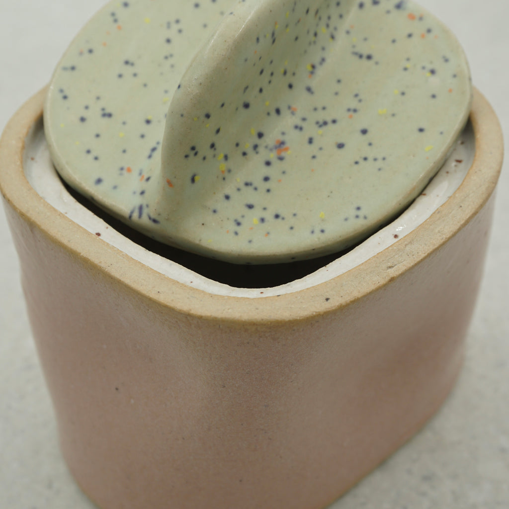 Dose mit Deckel und Löffel