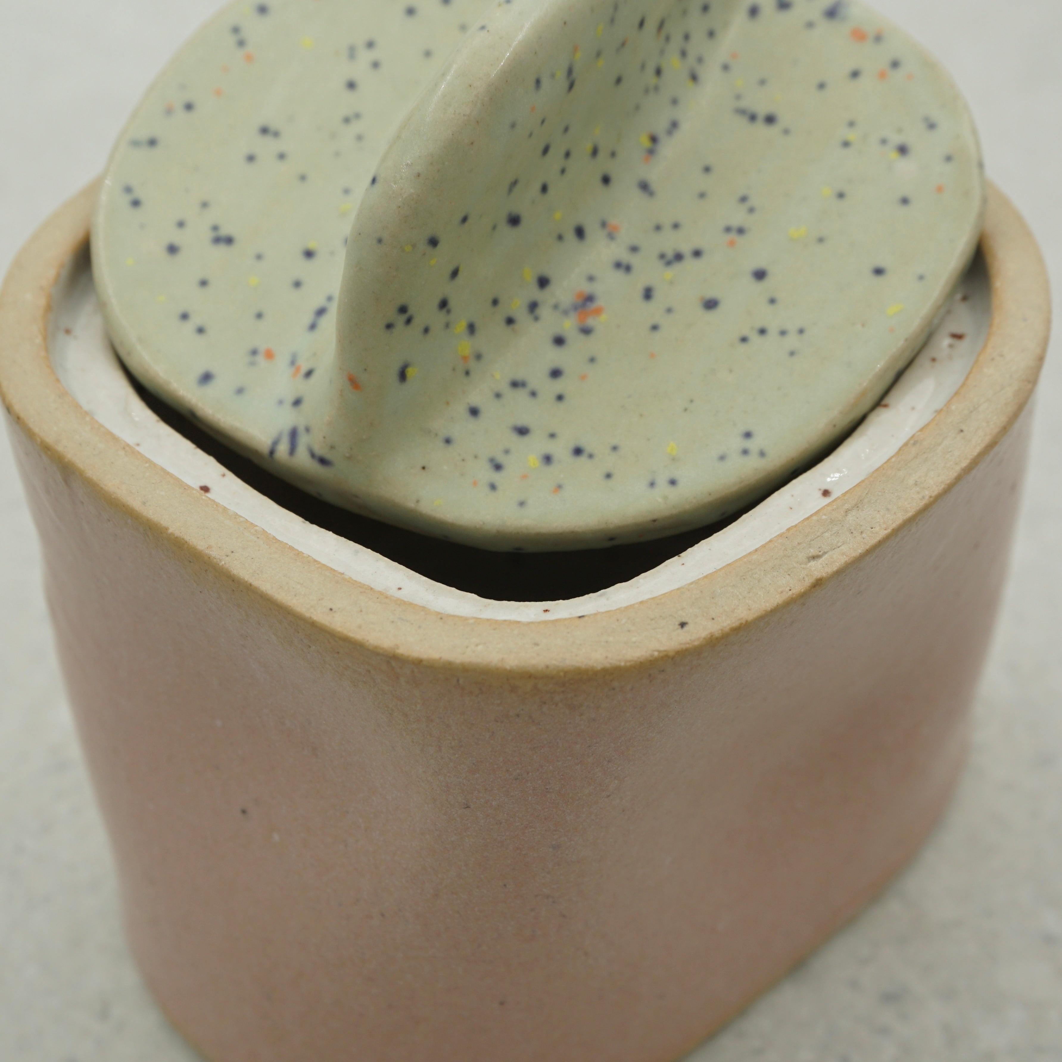 Dose mit Deckel und Löffel