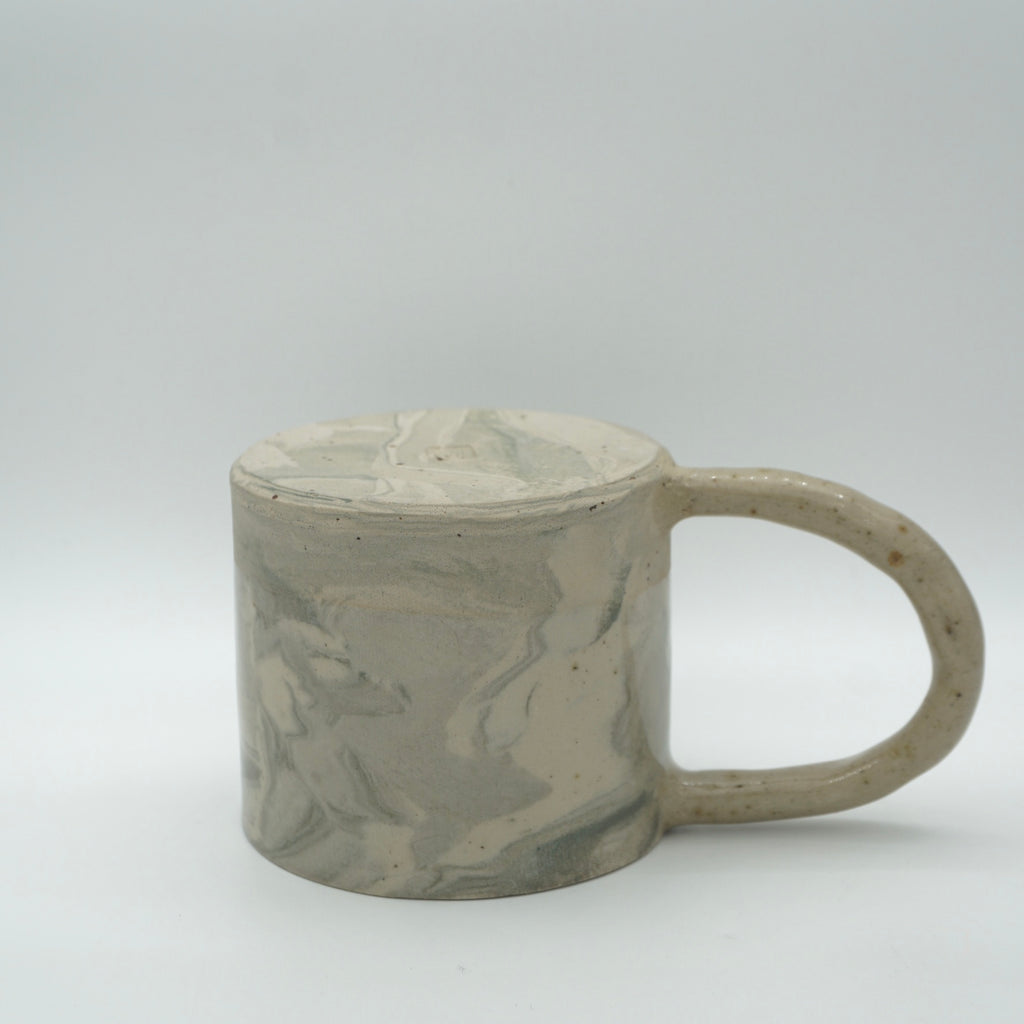 Kleine Tasse mit Henkel