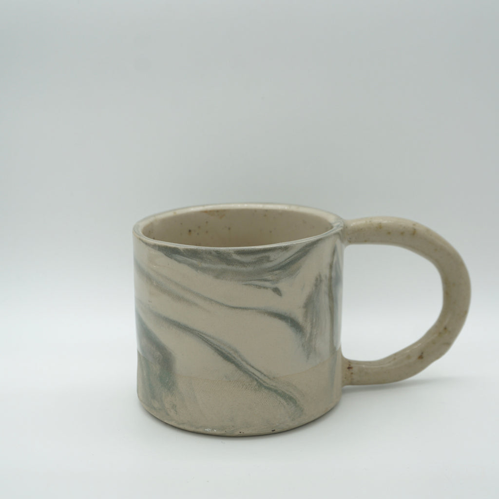 Kleine Tasse mit Henkel