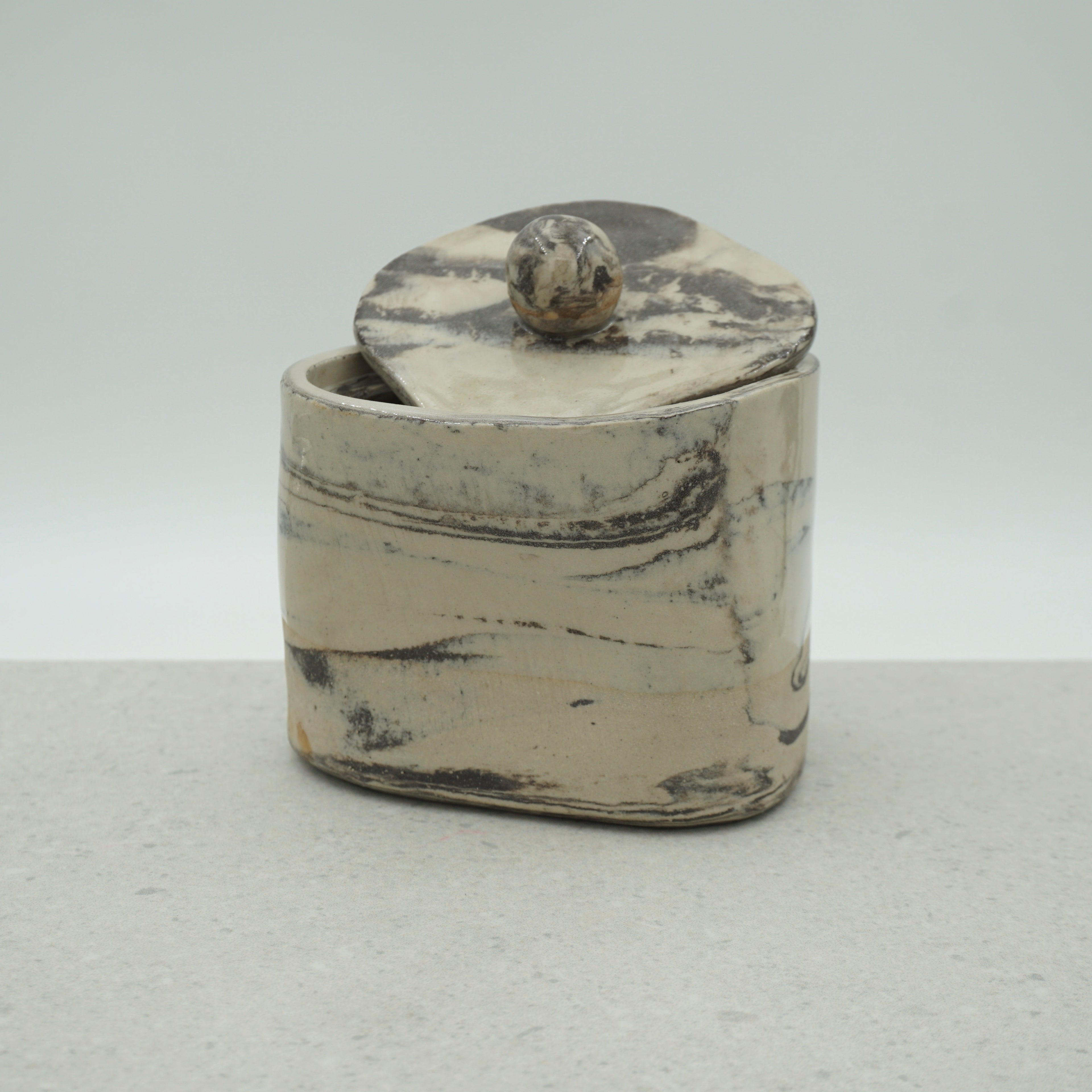 Dose mit Deckel