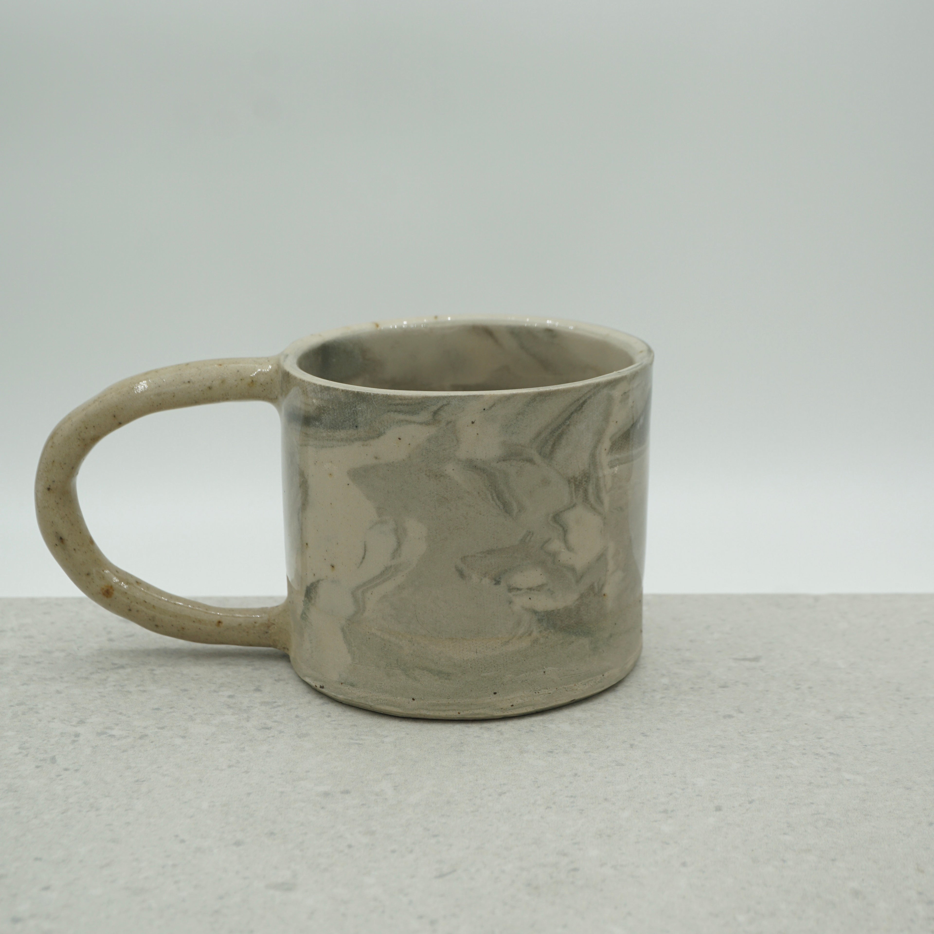 Kleine Tasse mit Henkel