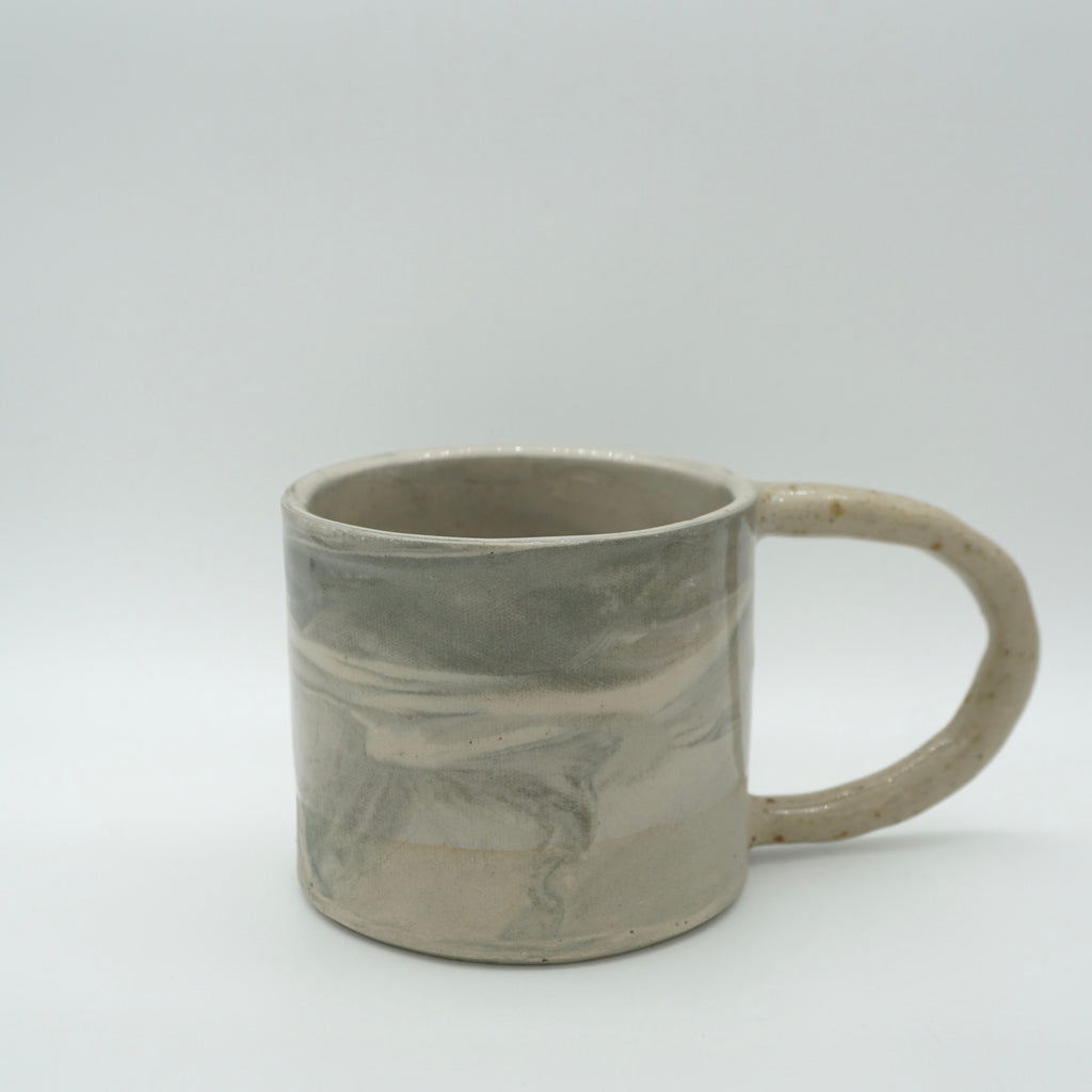 Kleine Tasse mit Henkel