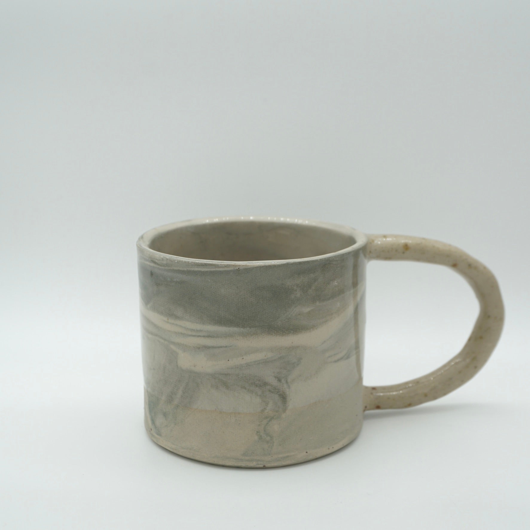 Kleine Tasse mit Henkel