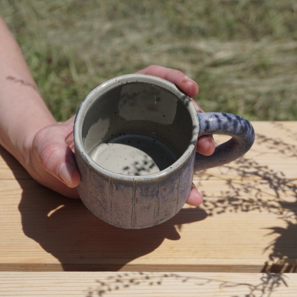 Kleine Tasse mit Henkel