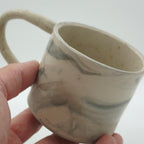 Kleine Tasse mit Henkel