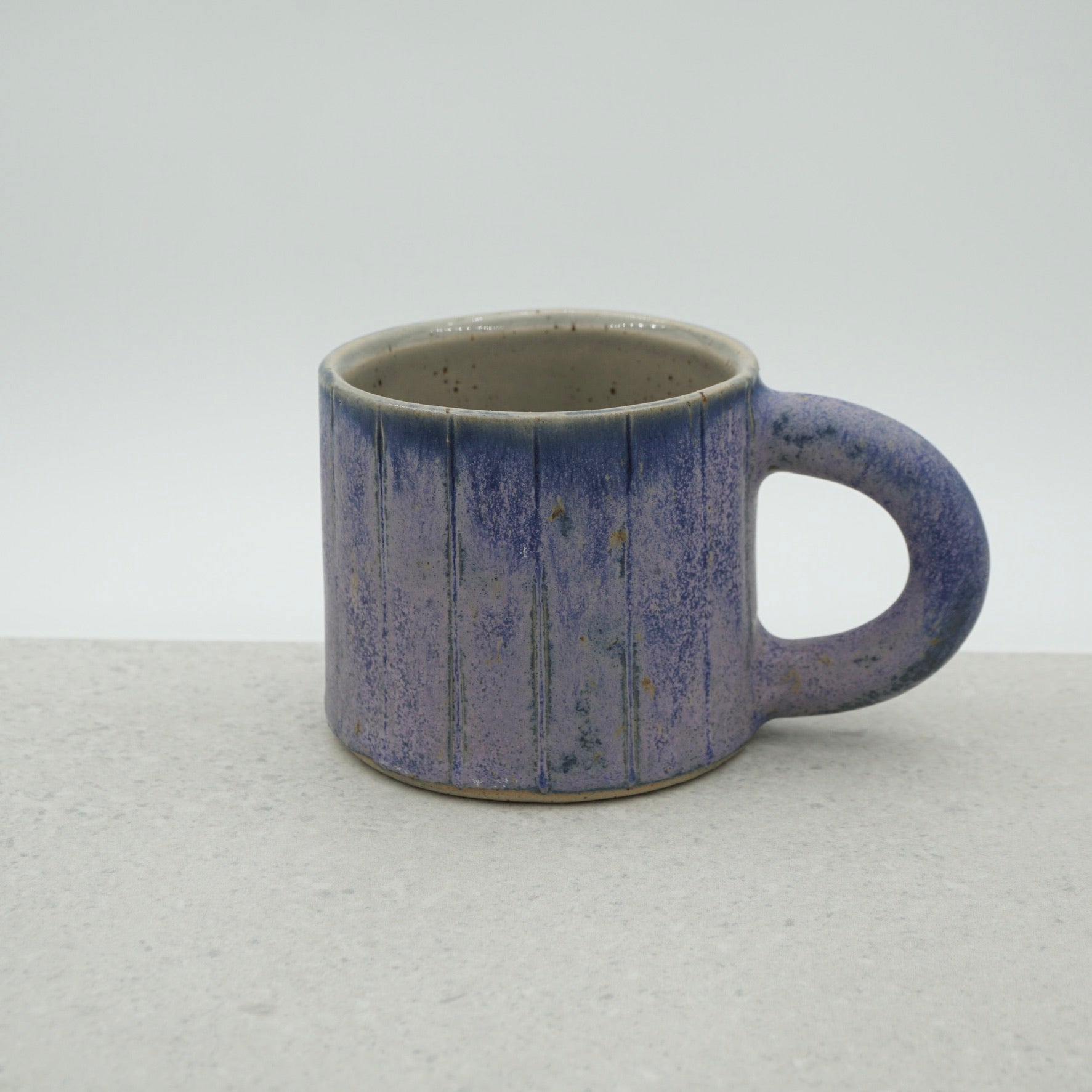 Kleine Tasse mit Henkel