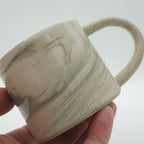 Kleine Tasse mit Henkel