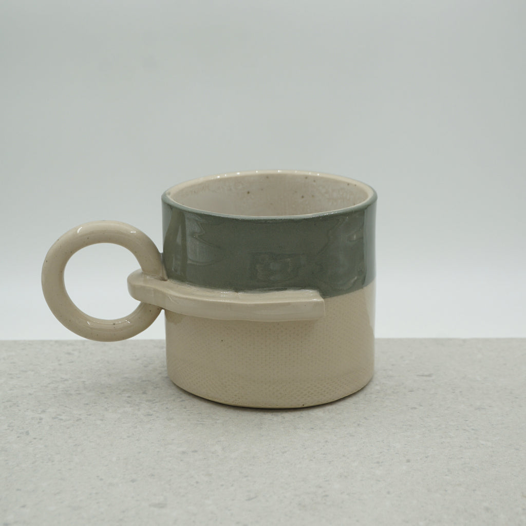 Kleine Tasse mit Henkel