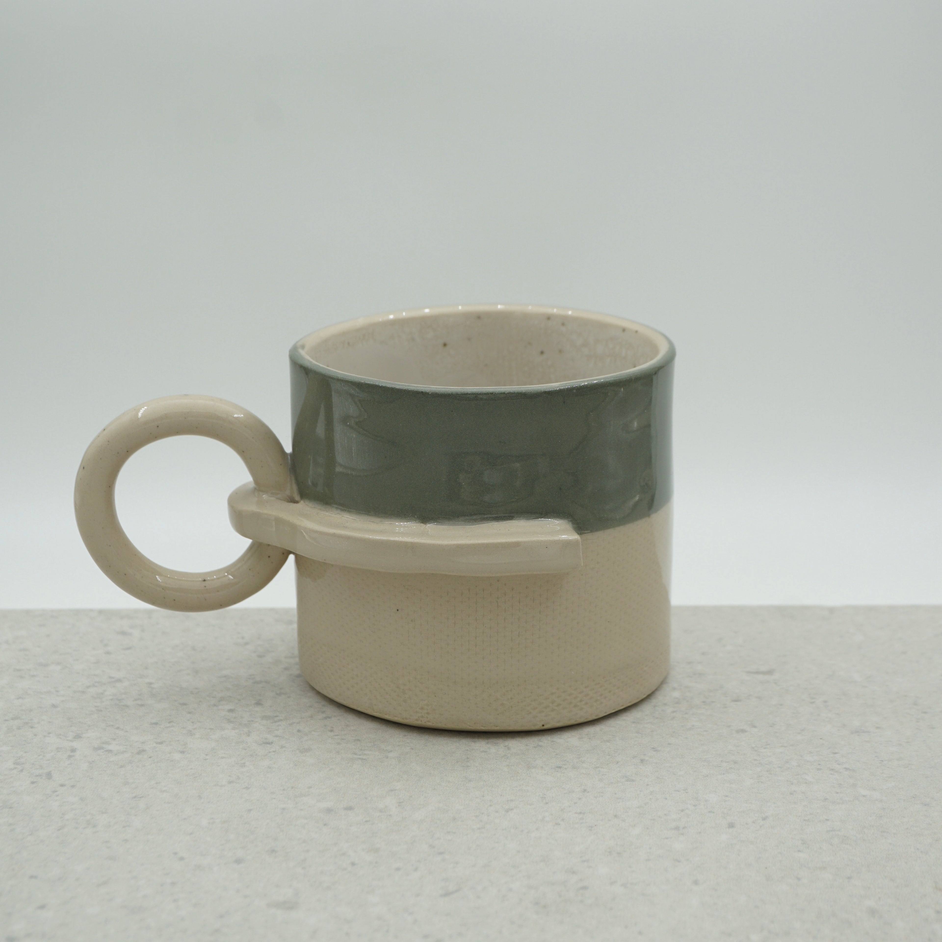 Kleine Tasse mit Henkel