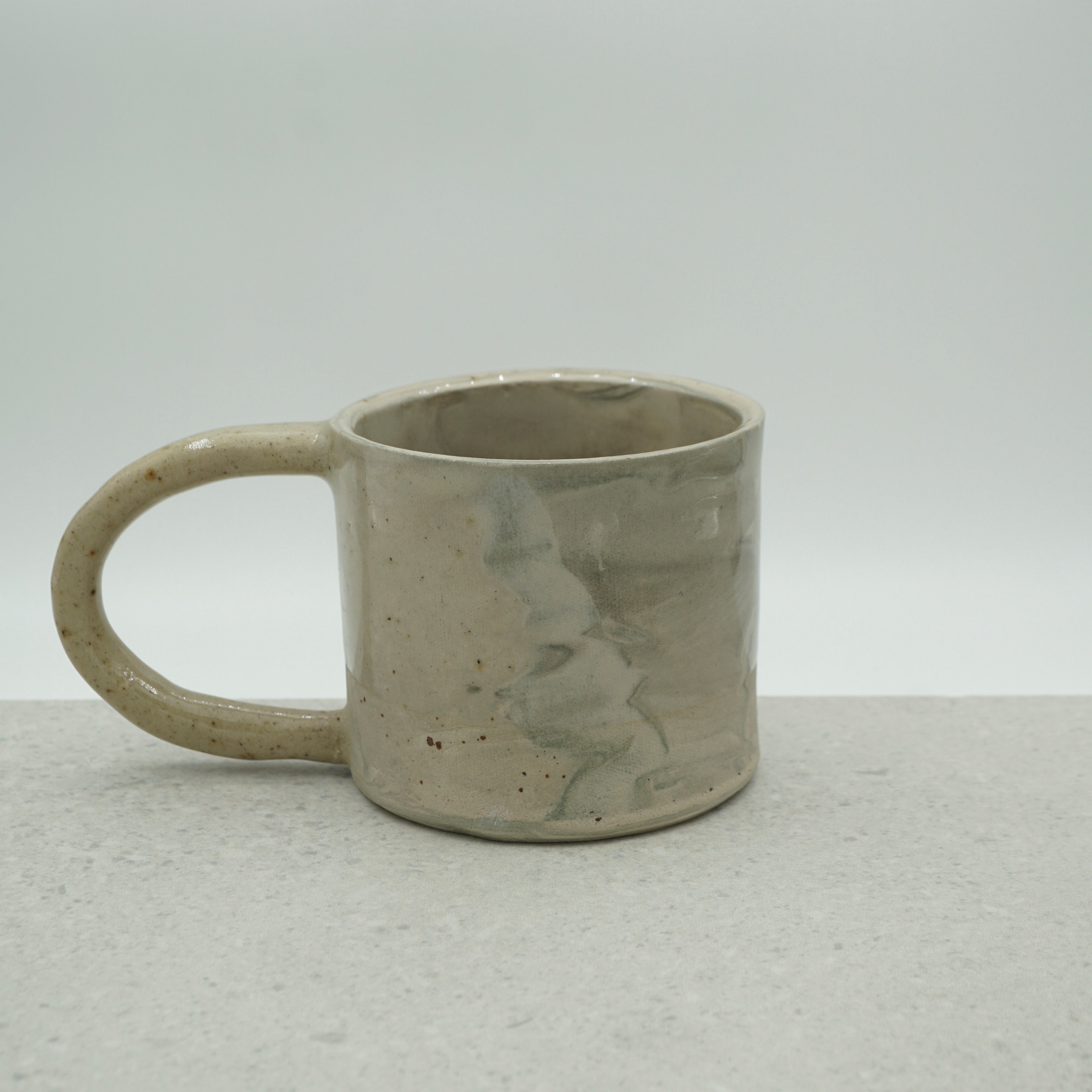 Kleine Tasse mit Henkel